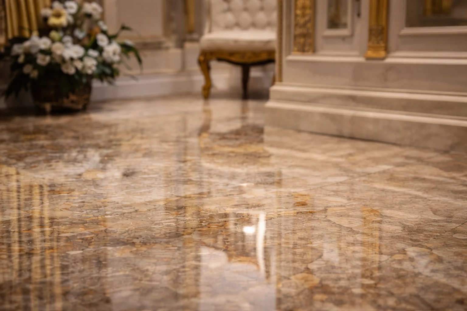 Suelo de mármol pulido en un salón